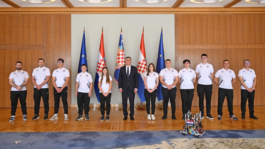 Predsjednik Milanović primio članove Informatičkog kluba „NET“ koji će predstavljati Hrvatsku na međunarodnom natjecanju srednjoškolaca u robotici